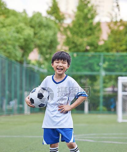 外国男孩足球技巧的独特魅力（探寻外国男孩足球技巧的精髓与秘密）