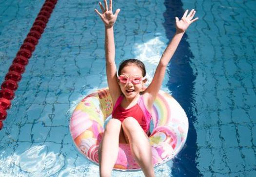 中年妇女学游泳的技巧与方法（快速上手）