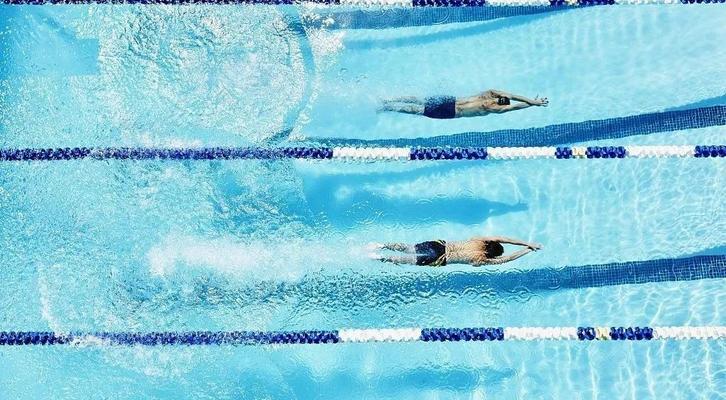 如何练习自由泳打腿技巧——轻松掌握高效的蛙泳动作（提高自由泳打腿技术的关键练习方法与注意事项）