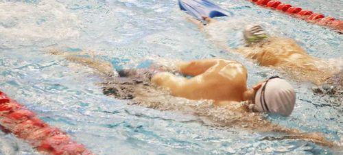 游泳中的飘起技巧——释放身体的浮力（掌握正确姿势与呼吸，让你在水中如鱼得水）