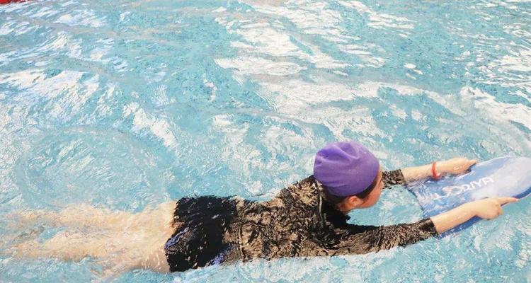 儿童游泳的小技巧（让孩子掌握游泳的基本技能，做好安全防护）