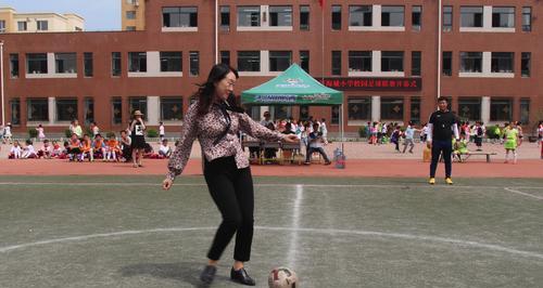 女生的足球过杆技巧（展示优雅与力量，女生的足球技术不容小觑）