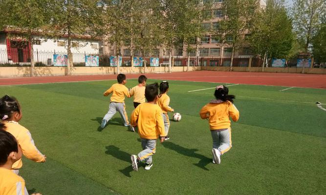培养幼儿足球技巧的乐趣（让孩子从小爱上踢球，掌握关键技巧）