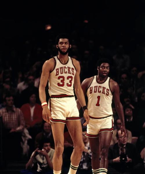 NBA历史得分最高排行榜的霸主（探索篮球史上得分王的辉煌时刻）