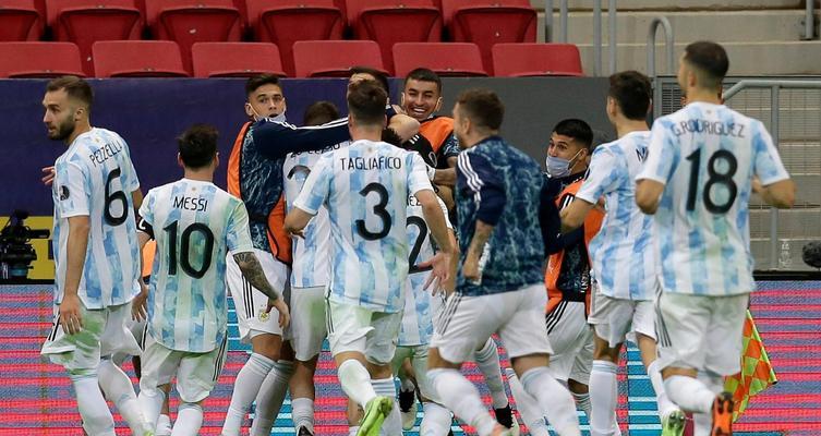 世界杯阿根廷vs冰岛（激战再续，场上荣耀共创）