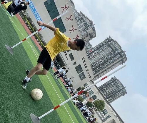 女学生足球绕杆技巧——轻松突破对手防守（提高绕杆技术的关键要素与实用训练方法）