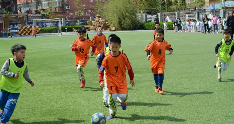 孩子足球带球过人技巧（提升足球技能的关键要素及训练方法）