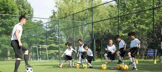 足球技巧的简单高效方法（提高个人足球技巧的关键技巧和训练方法）