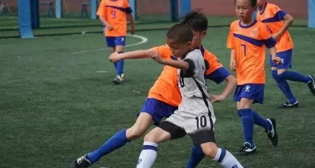 培养幼儿足球技巧的关键措施（专业技巧训练为孩子的足球之路铺就坚实基础）