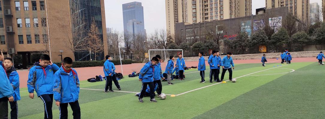 学生练球基本技巧足球（掌握足球基本技能，提升学生足球水平）
