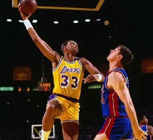 NBA年薪最高中锋排行榜（揭秘中锋群体中的顶薪巨星，略谈他们的贡献与未来）