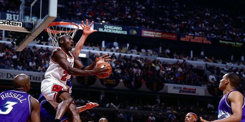 NBA单赛季扣篮王争霸——谁是最强扣篮高手？（排行榜揭秘！扣篮大战激燃全场，惊艳瞬间无人能挡！）
