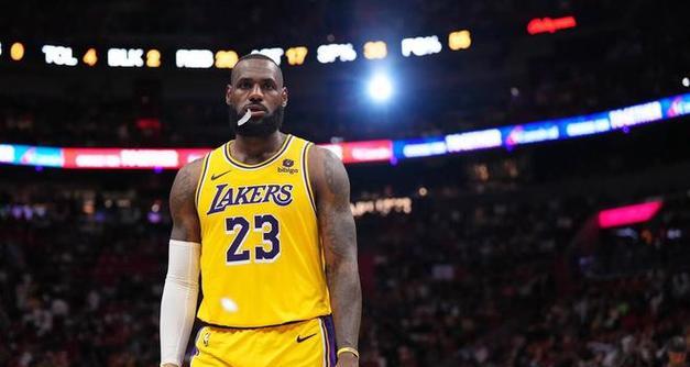 NBA史上最伟大的超级巨星排行榜（探寻篮球世界的最高峰，追忆传奇巨星们的光芒）