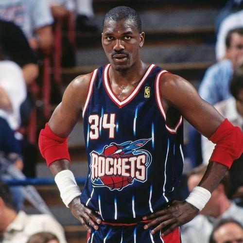 NBA历届常规赛盖帽排行榜（探索NBA历史上盖帽王的辉煌壮举）