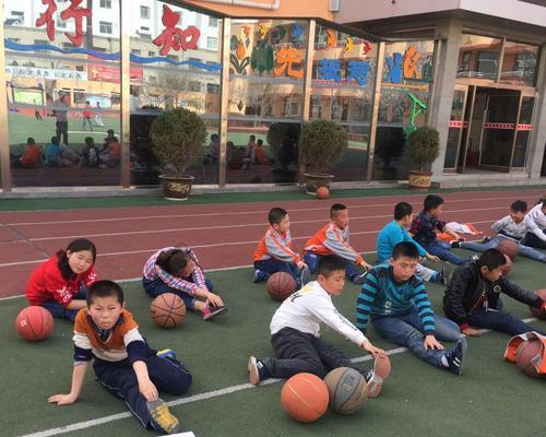 踢足球的基本小技巧（掌握这些技巧，让你在球场上游刃有余）