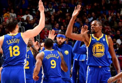 NBA勇士常规赛（勇士无敌的实力在西部常规赛中展现无疑，他们的统治力难以撼动。）