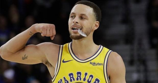 库里创历史！NBA三分排行榜登顶！（库里刷新三分记录，成为历史上最佳远投手）