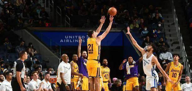 NBA新赛季三分命中率排行榜（三分狂人争霸，引爆篮球世界的燃爆表演）