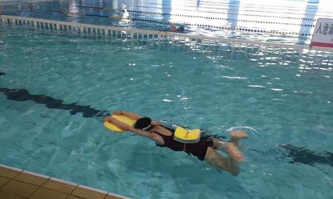 女生学游泳技巧，你需要知道的15个要点（新手学游泳技巧汇总，助你快速掌握水中技能）
