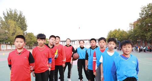 小学中锋的踢足球技巧大揭秘（全面解析小学生中锋踢球的必备技巧）