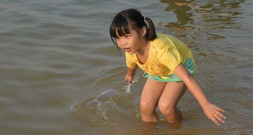 长沙小孩子学游泳技巧（培养水性，从小学游泳）