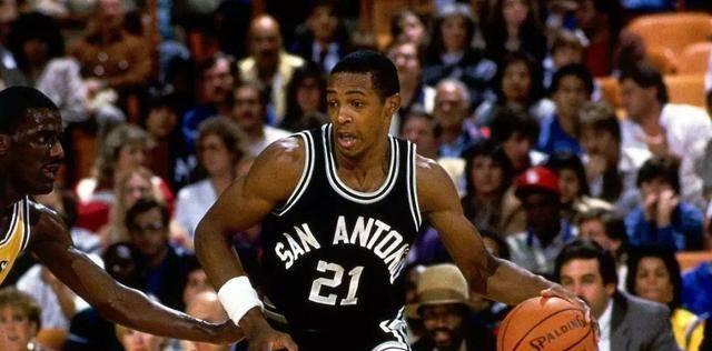 NBA篮球历史上最佳得分排行榜的巅峰之争（探讨篮球巨星们如何在得分榜上热血较量，勇夺历史之最）