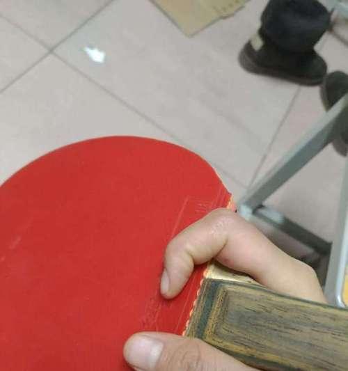 握乒乓球球拍的正确姿势（掌握乒乓球技巧，从正确握球开始）
