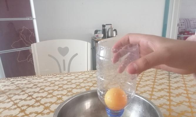 乒乓球水杯魔术教学（学习如何用乒乓球水杯进行惊艳表演！）