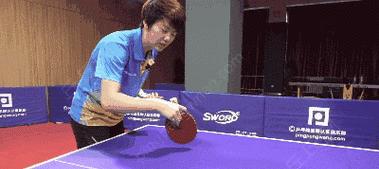 乒乓球技巧（掌握正确的拍球角度，提升下旋效果）