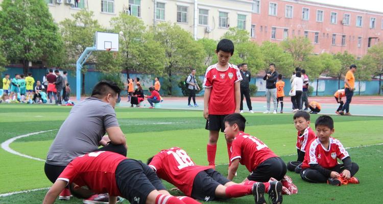 小学生足球技巧大揭秘（教你15个小学生足球技巧，让你成为足球小达人！）