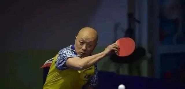 如何提高乒乓球水平的技巧（掌握乒乓球技巧，成为顶尖选手）