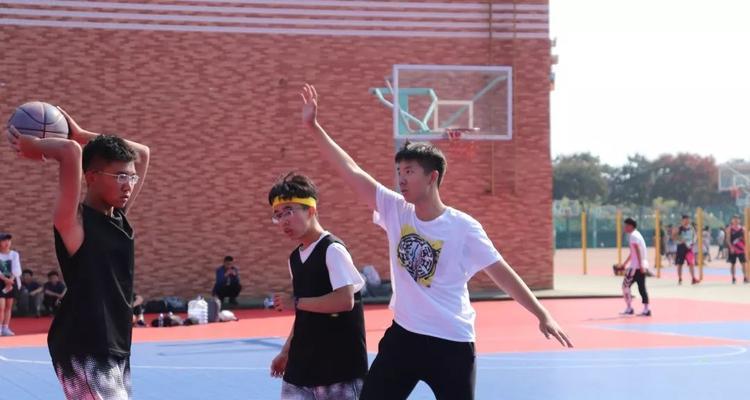 如何有效地防守儿童篮球赛球员（掌握关键技巧，提升防守能力）