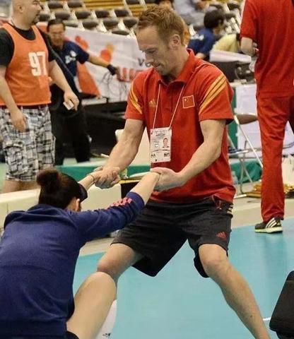 排球胳膊拉伸手臂动作要领（全面掌握排球胳膊拉伸，提升手臂灵活性和力量）