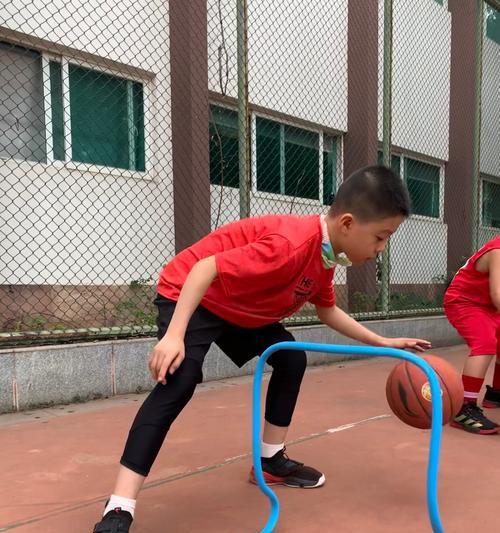 篮球防守中的滑步技巧（掌握滑步，提高篮球防守效果）
