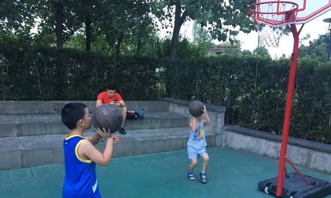 篮球技巧大揭秘（提高防守效果的关键技巧，让对手束手无策）