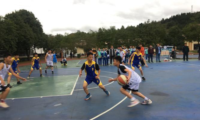 小学生篮球防守教学指南（帮助小学生打好篮球防守的基础）