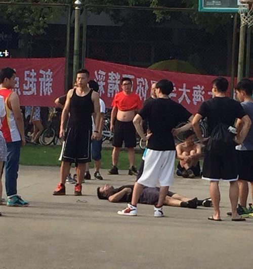 突破对手防守，成为篮球场上的得分高手（如何运用技巧和战术摆脱对手的防守，轻松上篮得分）