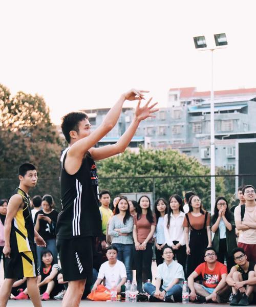 如何有效防守男生在篮球比赛中？（战胜对手，展现实力的关键策略！）