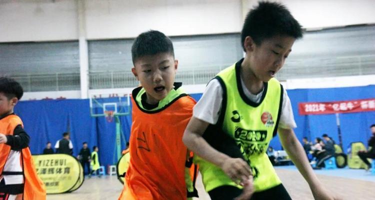 高中生如何最好地防守篮球？（掌握技巧，成为无法突破的防守专家）