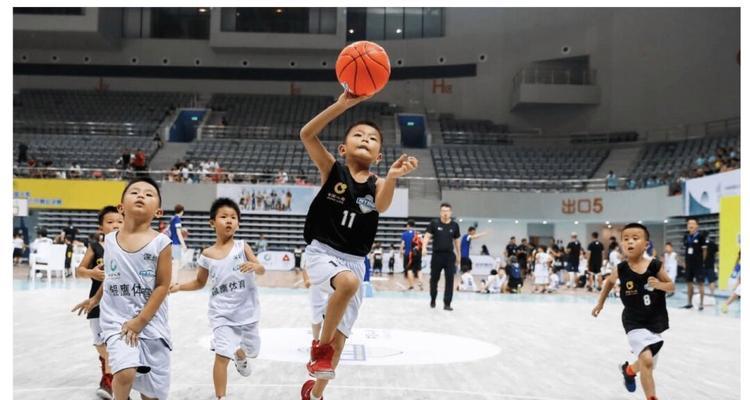 从踢足球到打篮球（探讨足球运动员在打篮球时的防守能力提升情况）