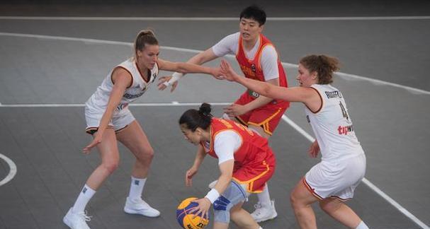 女子3v3篮球赛（以防守为主线，展现篮球技巧和团队配合的女子3v3篮球赛）