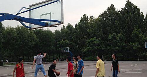 篮球场地上撞伤防守人的危险性剖析（警惕！在篮球场上打球时要注意伤害他人的可能性）