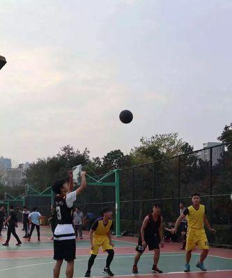 精准防守战术动作提升班赛篮球实力（以班赛篮球防守战术动作为主题的有效训练方法和技巧）