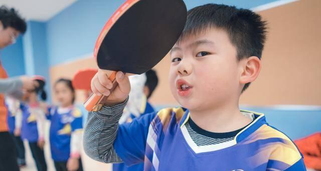小朋友学习打乒乓球的技巧（打造未来乒乓球明星，从小学起！）