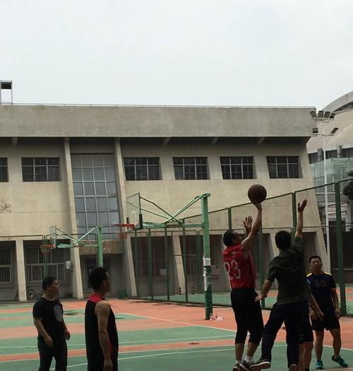 4v4篮球防守策略（优化防守技巧，提高比赛胜率）