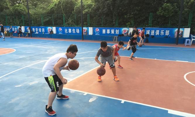 如何有效防守左右手都会运球？（提升篮球防守技巧，应对全能球员）