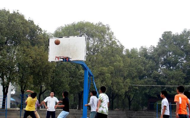 打造强悍的防守战士——大学篮球队如何训练防守（提升篮球队整体实力，打造防守铜墙铁壁）
