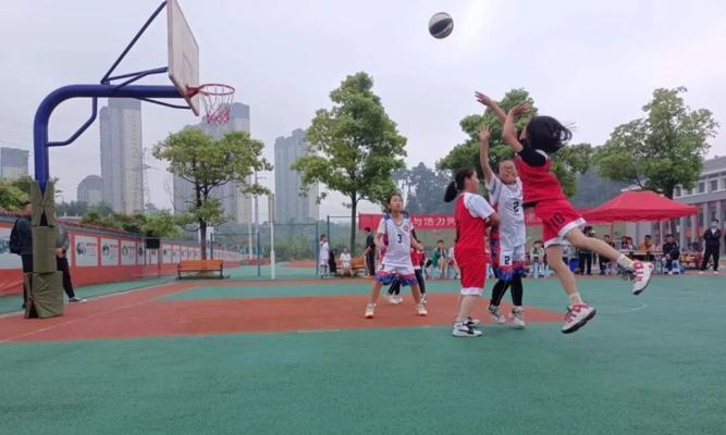 如何以篮球赛打鼓防守鼓点（提高篮球防守技巧，击败对手的进攻）