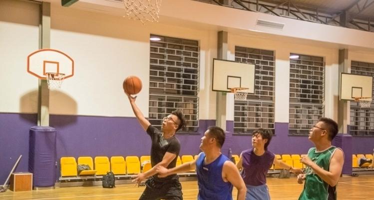 高中生如何防守篮球场？（有效的防守技巧和策略）