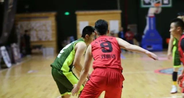 篮球防守反击（速度、配合、策略，打造高效前场反击）